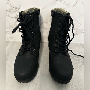 Women's Black Lace-Up Boots 8 1/2 Wide